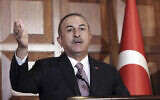 Le ministre turc des Affaires étrangères, Mevlüt Çavuşoğlu, s'adresse aux médias, à Ankara, en Turquie, le 28 novembre 2019. (Crédit : Burhan Ozbilici/AP)