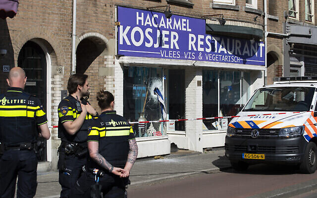 Illustration : Un drapeau israélien dépasse de la fenêtre du restaurant casher HaCarmel à Amsterdam, aux Pays-Bas, le 8 mai 2020, après qu'un homme a brisé la fenêtre. (Photo AP / Peter Dejong) Illustration : Un drapeau israélien dépasse de la fenêtre du restaurant casher HaCarmel à Amsterdam, aux Pays-Bas, le 8 mai 2020, après qu'un homme a brisé la fenêtre. (Photo AP / Peter Dejong)