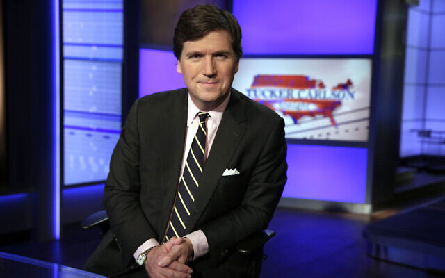 Tucker Carlson, présentateur de l'émission " Tucker Carlson Tonight ", pose pour des photos dans un studio de la chaîne Fox News, le 2 mars 2017 à New York. (AP Photo/Richard Drew, File) Tucker Carlson, présentateur de l'émission " Tucker Carlson Tonight ", pose pour des photos dans un studio de la chaîne Fox News, le 2 mars 2017 à New York. (AP Photo/Richard Drew, File)