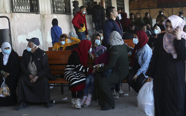 Photo d'illustration : Des passagers attendent que leurs passeports soient traités pour pouvoir franchir le piste-frontière de Rafah vers l'Egypte, à Rafah, dans la bande de Gaza, le 4 novembre 2020. (Crédit : AP Photo/Adel Hana)