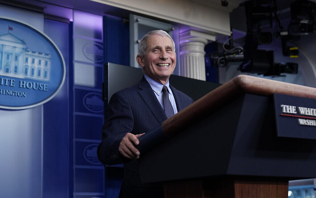 Le président Donald Trump écoute le Dr Anthony Fauci, directeur du National Institute of Allergy and Infectious Diseases, qui s'exprime sur le Covid-19 en conférence de presse à la Maison Blanche, le 21 janvier 2021. (Crédit : AP/Alex Brandon)