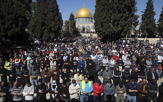 Des fidèles musulmans participent à la prière du vendredi à la mosquée du Dôme du Rocher, dans le complexe de la mosquée Al Aqsa, dans la Vieille ville de Jérusalem, le 12 février 2021. (Crédit : AP Photo/Mahmoud Illean)