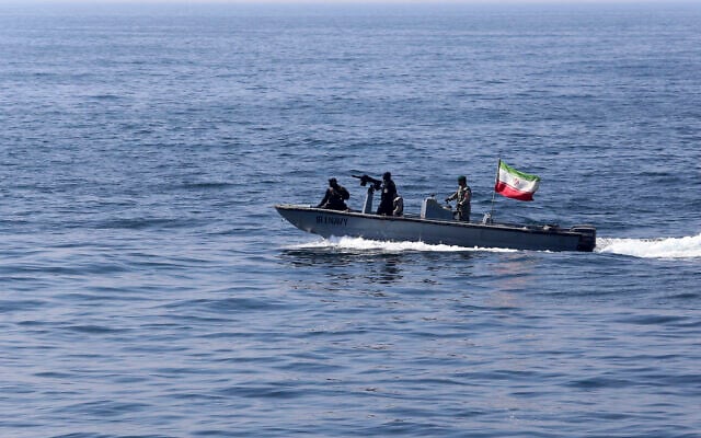 Illustration : sur cette photo publiée le 17 février 2021 par l'armée iranienne, un navire de la marine iranienne battant pavillon iranien participe à un exercice naval conjoint de la marine russe, de la marine iranienne et de la marine des Gardiens de la révolution iranienne dans l'océan Indien. (Crédit : armée iranienne via AP)