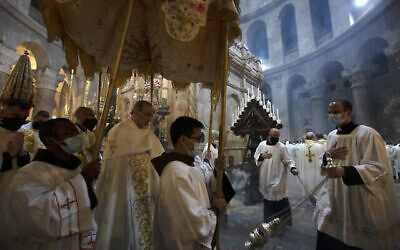 Le Patriarche de l'église romaine de Jérusalem Pierbattista Pizzaballa, centre-gauche, marche sous une canopée lors de la messe du jeudi saint au Saint-Sépulcre dans la Vieille Ville de Jérusalem, le 1er avril 2021. (AP Photo / Maya Alleruzzo)