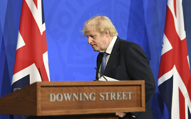 Le Premier ministre britannique Boris Johnson après un briefing sur le coronavirus à Downing Street, à Londres, le 5 avril 2021. (Crédit : Stefan Rousseau / Pool via AP) Le Premier ministre britannique Boris Johnson après un briefing sur le coronavirus à Downing Street, à Londres, le 5 avril 2021. (Crédit : Stefan Rousseau / Pool via AP)