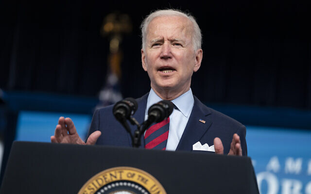 Le président américain Joe Biden s'exprime dans l'auditorium South Court sur le campus de la Maison Blanche, à Washington, le 7 avril 2021. (Evan Vucci/AP)