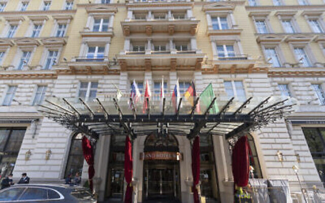 Vue extérieure du "Grand Hotel Wien" à Vienne, en Autriche, le 9 avril 2021, où se déroulent les négociations nucléaires à huis clos avec l'Iran. (AP Photo/Florian Schroetter)