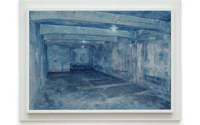 Une chambre à gaz, tirée de "Prussian Blue", la série de 50 peintures de Yishai Jusidman, exposée au Mishkan Museum of Art à Ein Harod à partir du 24 mars 2021 (Crédit : Ein Harod).