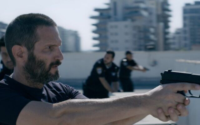 L'acteur Guri Alfi (à l'extrême gauche) joue dans "Blackspace", une série israélienne qui arrive sur Netflix. (Crédit : Treizième chaîne)