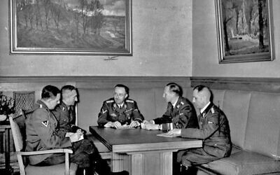 Photographie de 1939; de gauche à droite sont Franz Josef Huber, Arthur Nebe, Heinrich Himmler, Reinhard Heydrich et Heinrich Müller, planifiant l'enquête sur la tentative d'assassinat à la bombe sur Adolf Hitler du 8 novembre 1939 à Munich. (Crédit : Bundesarchiv, Bild 183-R98680 / CC-BY-SA 3.0)