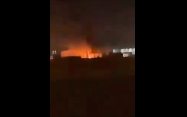 L’incendie à l’aéroport d’Erbil après un tir de roquette, le 14 avril 2021. (Crédit : Capture d’écran Twitter)