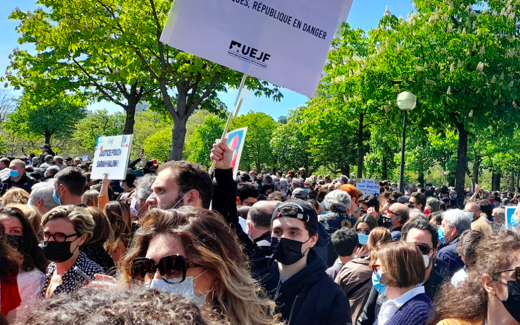 Des manifestants au rassemblement pour demander justice pour Sarah Halimi, sur la place du Trocadéro, devant la tour Eiffel, à Paris, le 25 avril 2021. (Crédit : Glenn Cloarec / The Times of Israël)