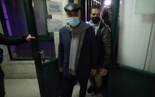 Nasser al-Kidwa arrive à la commission électorale de Ramallah pour déposer sa liste pour les législatives de mai 2021. (Crédit : capture d'écran Al-Jazeera)