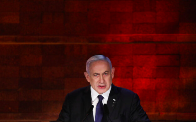 Le Premier ministre Benjamin Netanyahu prend la parole lors d'une cérémonie tenue au mémorial de Yad Vashem à Jérusalem, le 7 avril 2021 (Crédit : Olivier Fitoussi / Flash90)