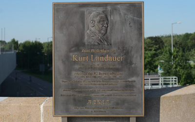 Plaque en hommage à Kurt Landauer, ancien président du club de football du FC Bayern Munich, sur la Kurt-Landauer-Platz à Munich. (Crédit : David Rasp / CC BY-SA 4.0)