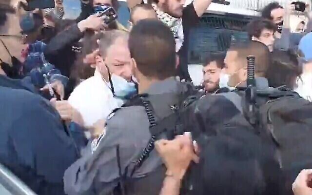 Le député de la Liste arabe unie Ofer Cassif après le premier coup de poing d'un officier de police lors d'une manifestation dans le quartier de Sheikh Jarrah à Jérusalem-Est, le 9 avril 2021. (Capture d'écran)