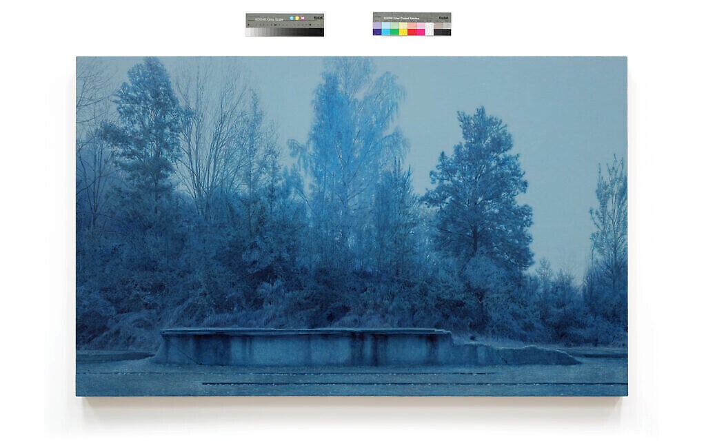 Une vue de Dachau, tirée de "Prussian Blue", la série de 50 peintures de Yishai Jusidman, exposée au Mishkan Museum of Art à Ein Harod à partir du 24 mars 2021 (Crédit : Ein Harod).