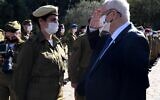 Le président Reuven Rivlin salue un soldat lors d'un événement pour les soldats exceptionnels dans le cadre des célébrations du 73e jour de l'indépendance d'Israël, à la résidence du président à Jérusalem, le 15 avril 2021. (Crédit : GPO)