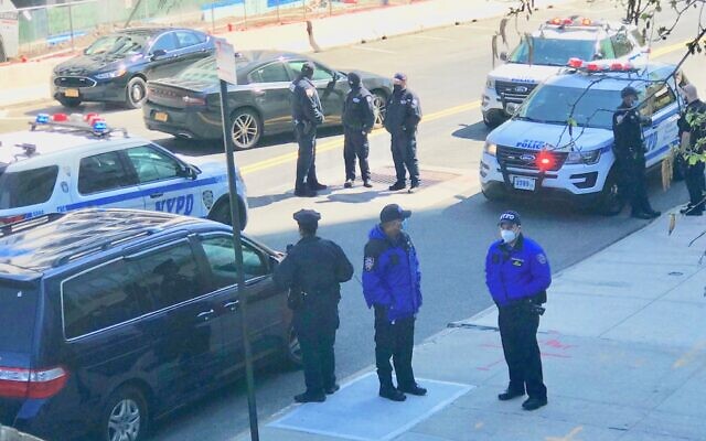 Les agents de la police de New York sur la scène d'une attaque. Quatre synagogues ont été vandalisées à Riverdale, dans le Bronx, le 26 avril 2021. (Crédit : NYPD via Twitter) Les agents de la police de New York sur la scène d'une attaque. Quatre synagogues ont été vandalisées à Riverdale, dans le Bronx, le 26 avril 2021. (Crédit : NYPD via Twitter)