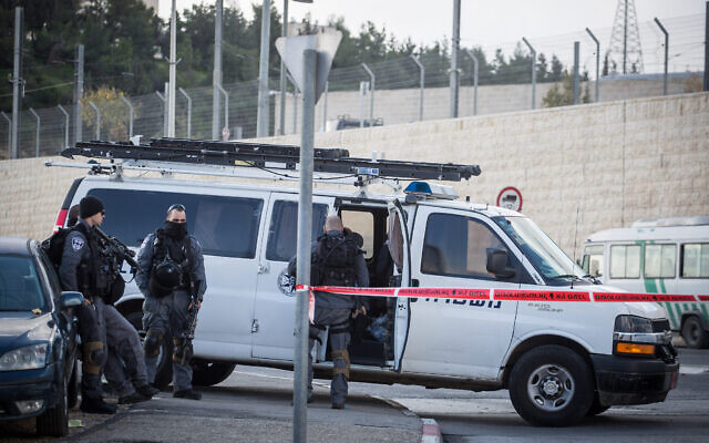 Photo d'illustration : Les forces de sécurité bloquent l'entrée du camp de réfugiés de Shuafat à Jérusalem-Est pendant une opération de la police frontalière, le 2 décembre 2015. (Crédit : Hadas Parush/Flash90)