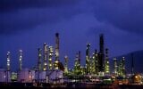 Vue des raffineries de pétrole de Haïfa et d'autres zones industrielles, le 5 mai 2017. (Crédit : Yaniv Nadav/Flash90)
