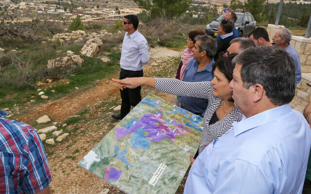 Le président du JNF Danny Atar à un poste d'observation, lors d'une visite dans l'implantation juive de Kfar Etzion, en Cisjordanie, le 20 décembre 2017. (Gershon Elinson/Flash90) Le président du JNF Danny Atar à un poste d'observation, lors d'une visite dans l'implantation juive de Kfar Etzion, en Cisjordanie, le 20 décembre 2017. (Gershon Elinson/Flash90)