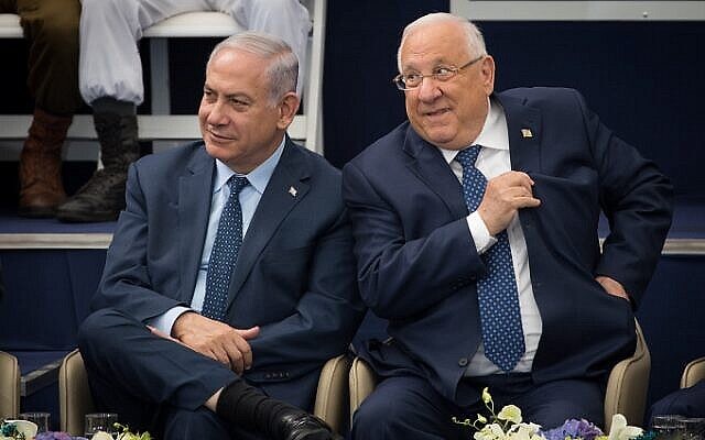 Le Premier ministre Benjamin Netanyahu et le président Reuven Rivlin assistent à une cérémonie de remise de prix aux soldats exceptionnels dans le cadre des célébrations du 70e Yom HaAtsmaout d'Israël, à la résidence du président à Jérusalem, le 19 avril 2018. (Yonatan Sindel / Flash90)