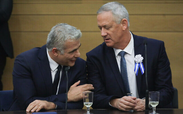 Benny Gantz, (à droite), et Yair Lapid, alors chefs du parti Kakhol lavan, lors d'une réunion de faction à l'ouverture de la 22e Knesset, à Jérusalem, le 3 octobre 2019. (Hadas Parush/Flash90) Benny Gantz, (à droite), et Yair Lapid, alors chefs du parti Kakhol lavan, lors d'une réunion de faction à l'ouverture de la 22e Knesset, à Jérusalem, le 3 octobre 2019. (Hadas Parush/Flash90)