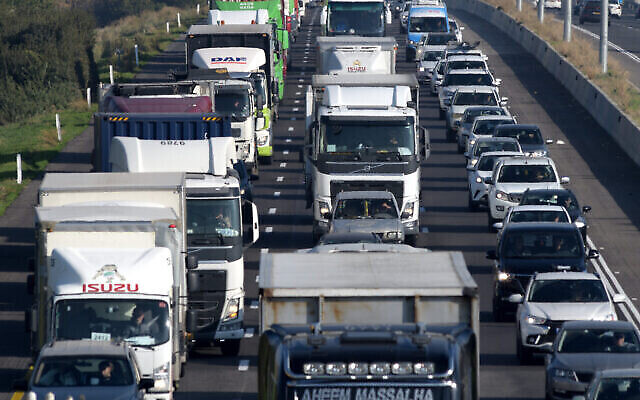 Circulation dense sur la route 6 dans la région du Sharon, près de Nitzanei Oz, 23 décembre 2019. (Gili Yaari/Flash90)
