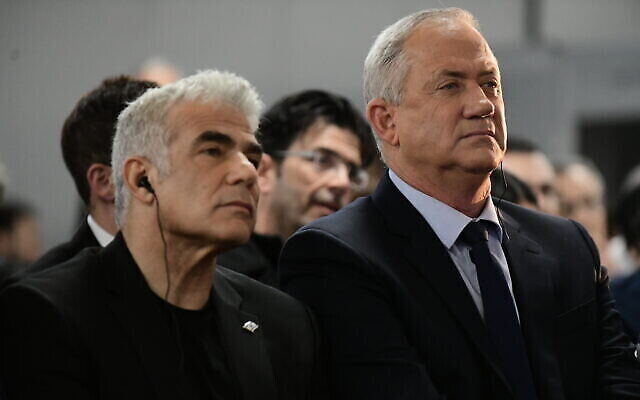 Le chef du parti Kakhol Lavan, Benny Gantz, à droite, et le dirigeant de Yesh Atid, Yair Lapid, s'adressent à des partisans à Tel Aviv, le 20 février 2020. (Crédit : Tomer Neuberg / FLASH90) Le chef du parti Kakhol Lavan, Benny Gantz, à droite, et le dirigeant de Yesh Atid, Yair Lapid, s'adressent à des partisans à Tel Aviv, le 20 février 2020. (Crédit : Tomer Neuberg / FLASH90)