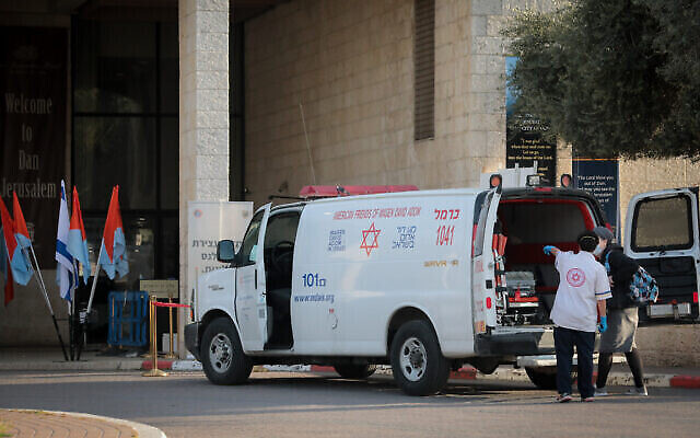 Illustration : une ambulance devant l'hôtel Dan à Jérusalem, transformé en installation de quarantaine, le 13 avril 2020. (Yossi Zamir / Flash90) Illustration : une ambulance devant l'hôtel Dan à Jérusalem, transformé en installation de quarantaine, le 13 avril 2020. (Yossi Zamir / Flash90)