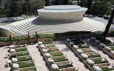 Soldats au cimetière militaire du mont Herzl de Jérusalem le jour du Souvenir, Yom Hazikaron, 28 avril 2020. (Avshalom Sassoni / Flash90) (Olivier Fitoussi / Flash90)