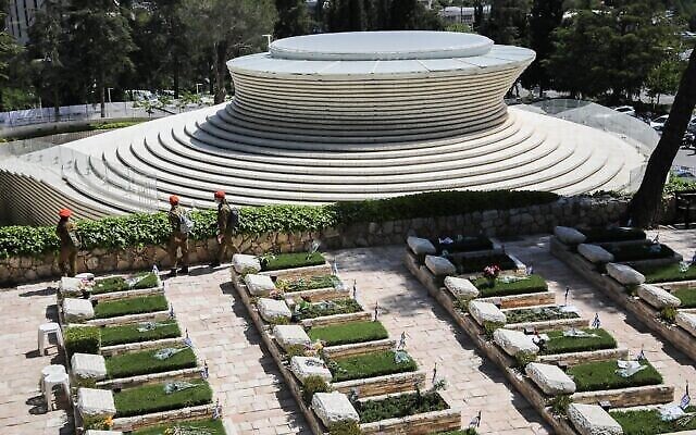 Soldats au cimetière militaire du mont Herzl de Jérusalem le jour du Souvenir, Yom Hazikaron, 28 avril 2020. (Avshalom Sassoni / Flash90) (Olivier Fitoussi / Flash90)