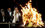 Le grand rabbin séfarade de Jérusalem, le rabbin Shlomo Amar, près d'un feu de joie lors des célébrations de la fête juive de Lag BaOmer au mont Meron, dans le nord d'Israël, le 11 mai 2020. (David Cohen/Flash90)