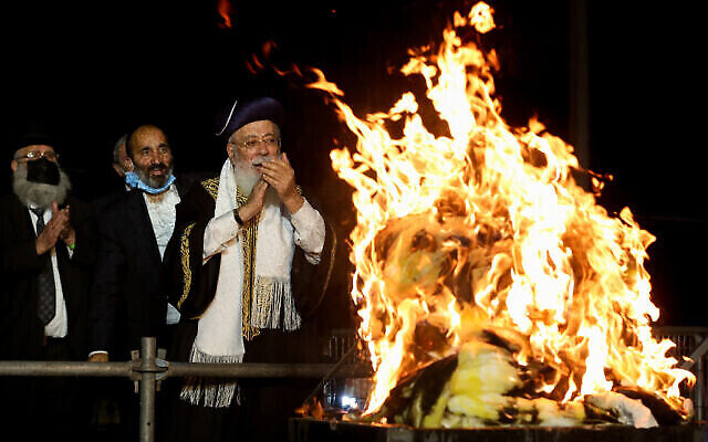 Le grand rabbin séfarade de Jérusalem, le rabbin Shlomo Amar, près d'un feu de joie lors des célébrations de la fête juive de Lag BaOmer au mont Meron, dans le nord d'Israël, le 11 mai 2020. (David Cohen/Flash90)