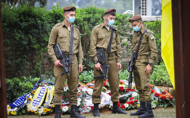 Illustration : Des soldats de la brigade Golani montent la garde près de la tombe de leur camarade Amit Ben-Ygal, au cimetière de Beer Yaakov, le 15 mai 2020. (Yossi Aloni/Flash90)