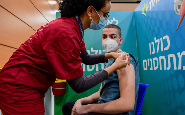 Photo d'illlustration : Un étudiant israélien reçoit un vaccin contre la COVID-19 dans un centre de vaccination Leumit à Tel Aviv, le 23 janvier 2021. (Crédit :Avshalom Sassoni/Flash90)
