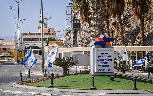 Une vue du poste-frontière de Taba vide, entre l'Égypte et Israël, une photo prise depuis la ville d'Eilat, dans le sud de l'État juif, le 28 janvier 2021. (Crédit : Flash90)