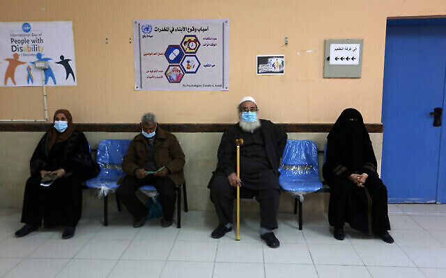 Des Gazaouis attendent de se faire vacciner à la COVID-19 dans un dispensaire de l'UNRWA à Rafah, dans le sud de la bande de Gaza, le 3 mars 2021. (Crédit : Abed Rahim Khatib/Flash90)