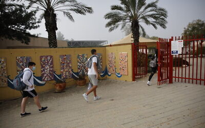 Photo d'illustration : Des élèves portent le masque pour retourner à l'école à  Yad Mordechai, le 7 mars 2021. (Crédit :  Flash90)