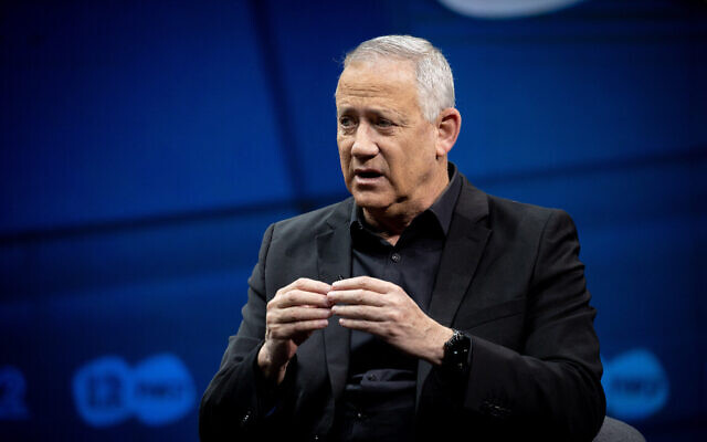 Le ministre de la Défense Benny Gantz s'exprimant lors de la Influencers Conference de la Douzième chaîne, le 7 mars 2021. (Sindel/Flash90)