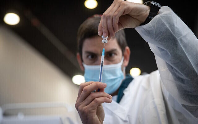 Un travailleur médical prépare le vaccin COVID-19 dans un centre de vaccination de Clalit à Jérusalem, le 8 mars 2021. (Crédit : Yonatan Sindel / Flash90)