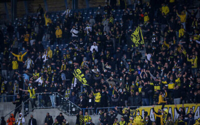 Les fans du Beitar Jérusalem J.C lors d'un match entre leur équipe et le Ashdod F.C. au Teddy Stadium, à Jérusalem, le 17 mars 2021. (Crédit : Flash90) Les fans du Beitar Jérusalem J.C lors d'un match entre leur équipe et le Ashdod F.C. au Teddy Stadium, à Jérusalem, le 17 mars 2021. (Crédit : Flash90)