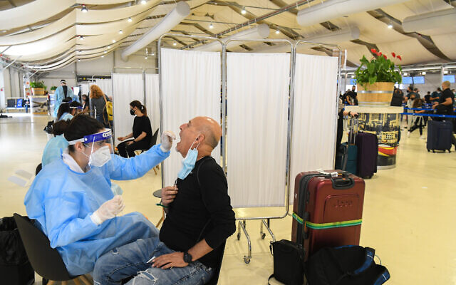 Des employés du secteur médical dépistent les passagers au coronavirus à l'aéroport international Ben-Gurion, près de Tel Aviv, le 8 mars 2021. (Crédit : Flash90) Des employés du secteur médical dépistent les passagers au coronavirus à l'aéroport international Ben-Gurion, près de Tel Aviv, le 8 mars 2021. (Crédit : Flash90)
