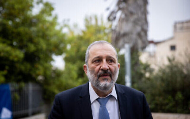 Le chef du parti Shas, Aryeh Deri, lors du vote pour les élections générales à Jérusalem, le 23 mars 2021. (Yonatan Sindel/Flash90) Le chef du parti Shas, Aryeh Deri, lors du vote pour les élections générales à Jérusalem, le 23 mars 2021. (Yonatan Sindel/Flash90)