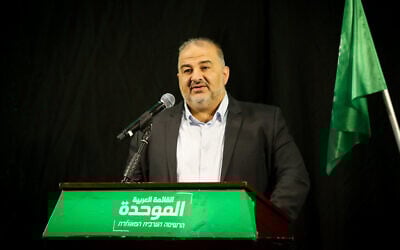 Le chef du parti Raam, Mansour Abbas, prend la parole lors d'une conférence de presse à Nazareth, le 1er avril 2021.(Crédit : David Cohen / Flash90)