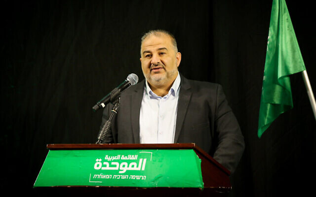 Le chef du parti Raam, Mansour Abbas, prend la parole lors d'une conférence de presse à Nazareth, le 1er avril 2021.(Crédit : David Cohen / Flash90)