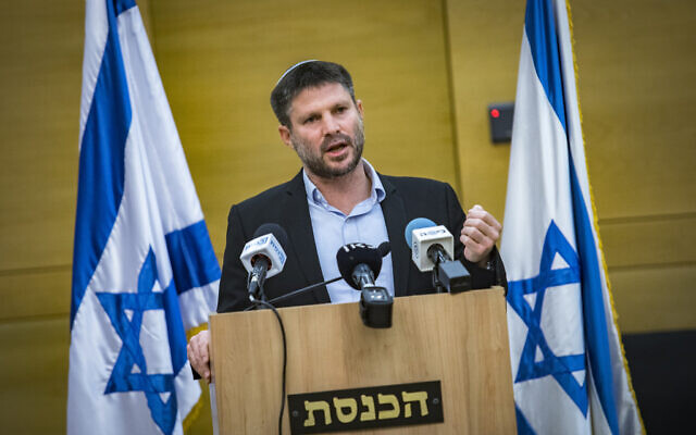 Le chef du Parti sioniste religieux Bezalel Smotrich fait une déclaration de presse à la Knesset, à Jérusalem, le 4 avril 2021. (Olivier FItoussi/Flash90) Le chef du Parti sioniste religieux Bezalel Smotrich fait une déclaration de presse à la Knesset, à Jérusalem, le 4 avril 2021. (Olivier FItoussi/Flash90)