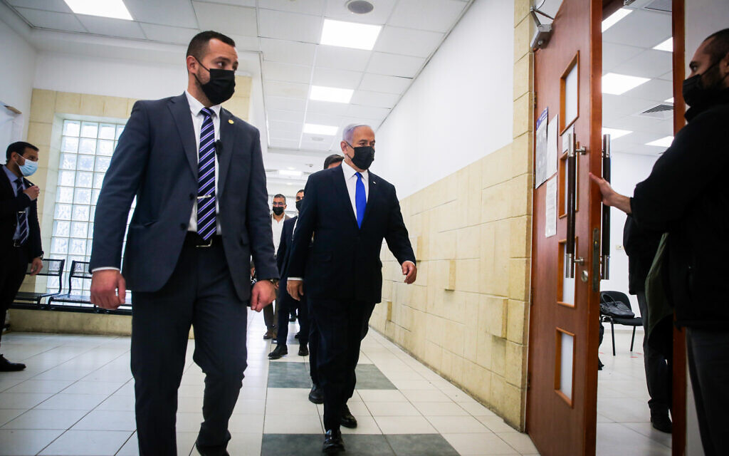 Le Premier ministre Benjamin Netanyahu arrive pour la première session de la phase probatoire de son procès au tribunal de district de Jérusalem le 5 avril 2021. Il a quitté l'audience après la déclaration d'ouverture du procureur principal, avant le début des témoignages, à sa propre demande et avec la permission des juges. (Oren Ben Hakoon/POOL) Le Premier ministre Benjamin Netanyahu arrive pour la première session de la phase probatoire de son procès au tribunal de district de Jérusalem le 5 avril 2021. Il a quitté l'audience après la déclaration d'ouverture du procureur principal, avant le début des témoignages, à sa propre demande et avec la permission des juges. (Oren Ben Hakoon/POOL)