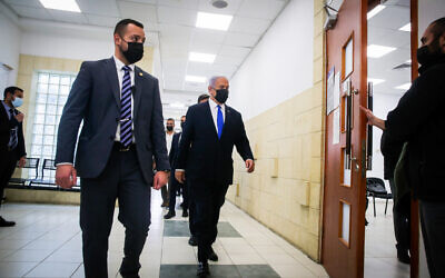Le Premier ministre Benjamin Netanyahu arrive pour la première session de la phase probatoire de son procès au tribunal de district de Jérusalem le 5 avril 2021. Il a quitté l'audience après la déclaration d'ouverture du procureur principal, avant le début des témoignages, à sa propre demande et avec la permission des juges. (Oren Ben Hakoon/POOL)
